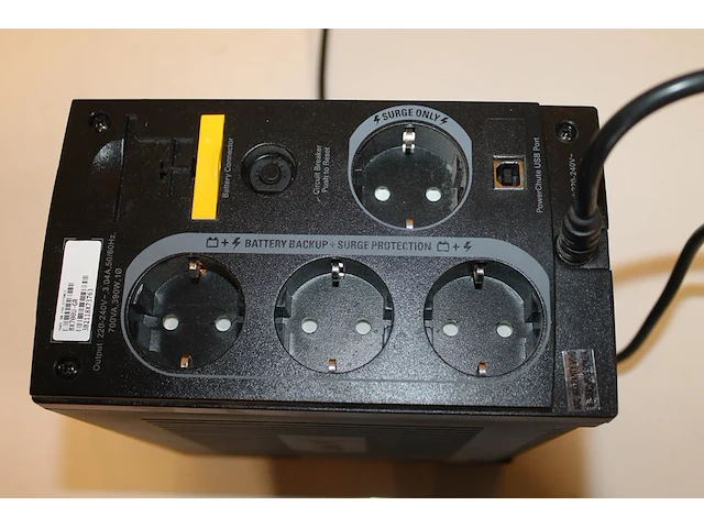 Noodbatterij apc 220-240 v 3.04 a, 50/60 hz 700va, 390 w - afbeelding 2 van  2