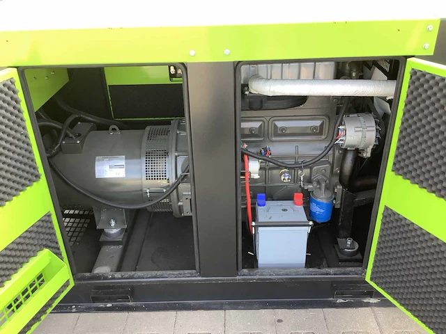 Noodstroom aggregaat / generator diesel 48 kva - afbeelding 13 van  15