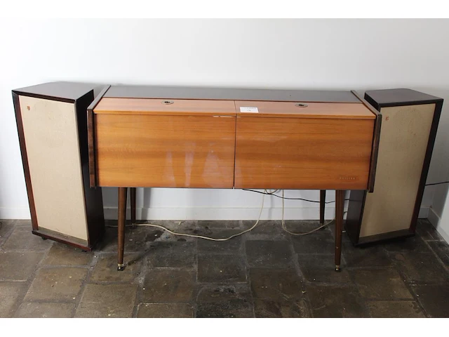 Nostalgisch authentiek audiomeubel philips met ingebouwde radio am/fm en 2 bijbehorende boxen. exclusief pl... - afbeelding 1 van  3