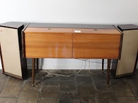 Nostalgisch authentiek audiomeubel philips met ingebouwde radio am/fm en 2 bijbehorende boxen. exclusief pl...