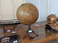 Nostalgische globe op standaard