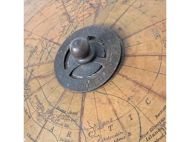 Nostalgische globe op standaard - afbeelding 4 van  10