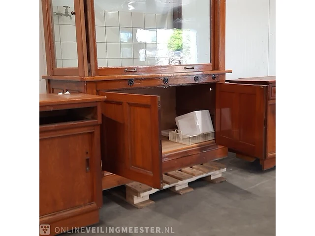 Nostalgische laboratorium kast met werkbanken - afbeelding 11 van  24