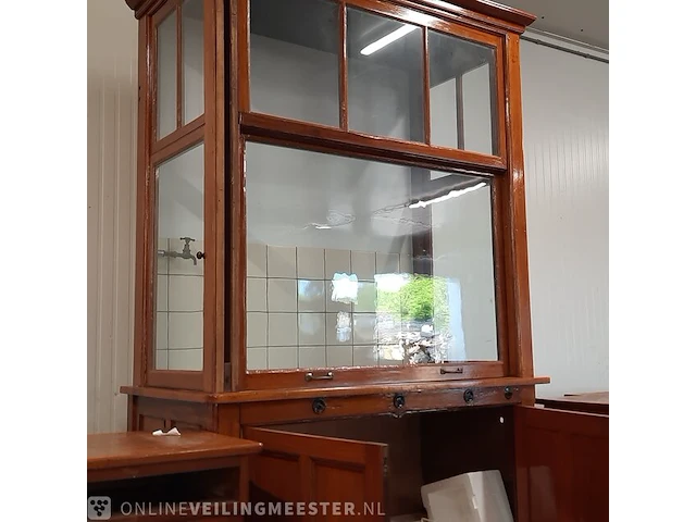 Nostalgische laboratorium kast met werkbanken - afbeelding 12 van  24