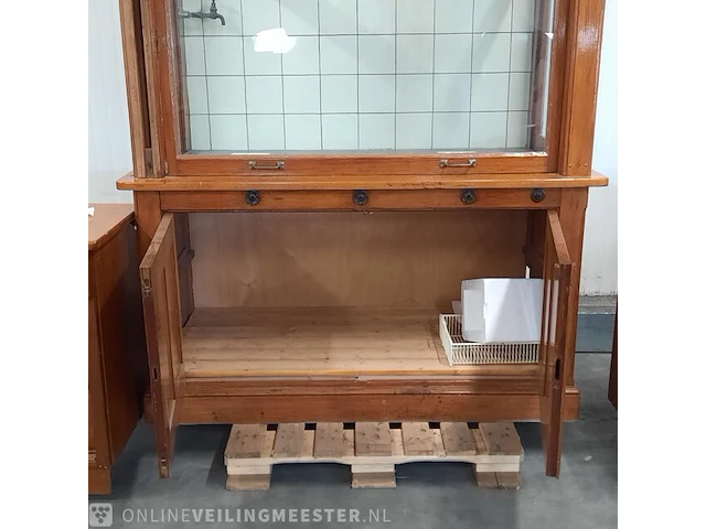 Nostalgische laboratorium kast met werkbanken - afbeelding 14 van  24