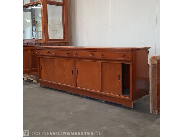 Nostalgische laboratorium kast met werkbanken - afbeelding 16 van  24