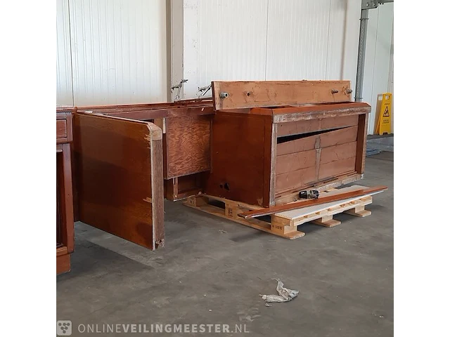 Nostalgische laboratorium kast met werkbanken - afbeelding 18 van  24