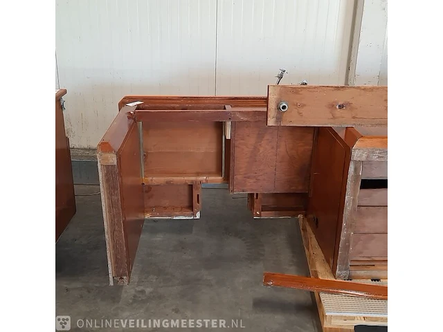Nostalgische laboratorium kast met werkbanken - afbeelding 19 van  24