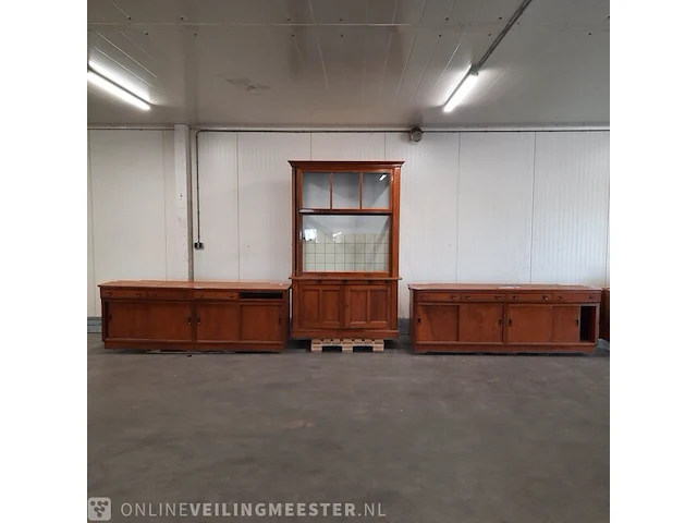 Nostalgische laboratorium kast met werkbanken - afbeelding 1 van  24