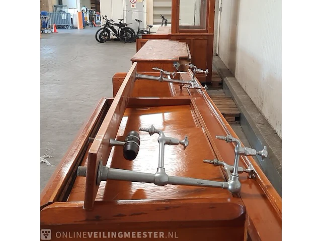 Nostalgische laboratorium kast met werkbanken - afbeelding 22 van  24