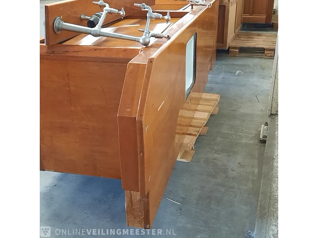 Nostalgische laboratorium kast met werkbanken - afbeelding 23 van  24