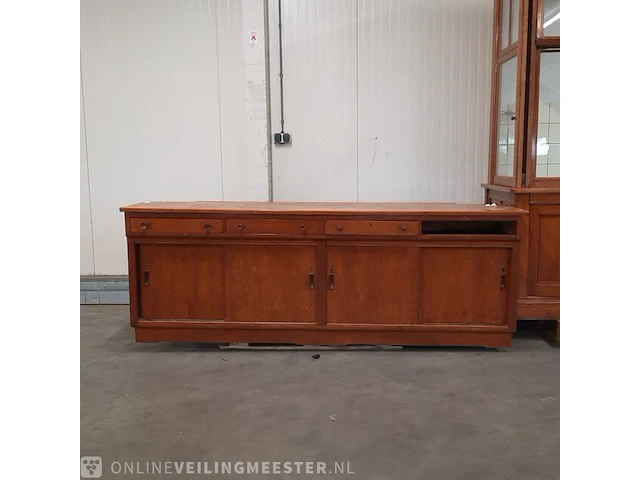 Nostalgische laboratorium kast met werkbanken - afbeelding 2 van  24