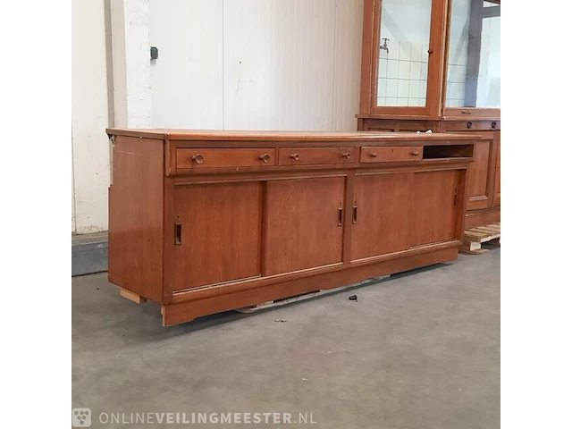 Nostalgische laboratorium kast met werkbanken - afbeelding 3 van  24