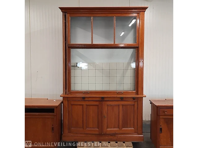 Nostalgische laboratorium kast met werkbanken - afbeelding 7 van  24