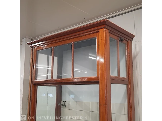 Nostalgische laboratorium kast met werkbanken - afbeelding 8 van  24