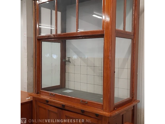 Nostalgische laboratorium kast met werkbanken - afbeelding 9 van  24