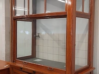 Nostalgische laboratorium kast met werkbanken - afbeelding 9 van  24