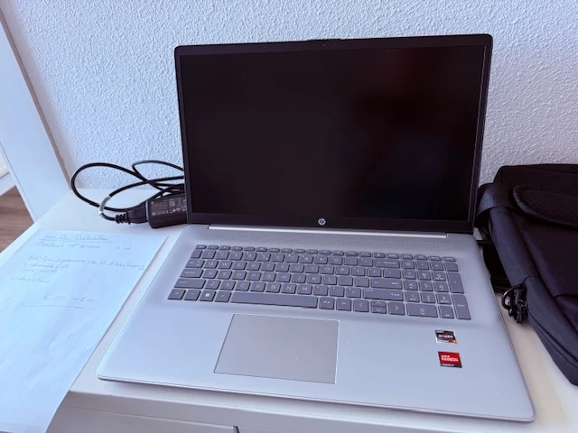 Notebook hp 17-cpoxxx met lader en tas - afbeelding 1 van  4