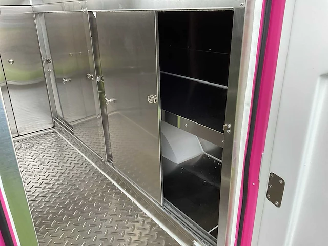 Novada - foodtrailer - afbeelding 9 van  37