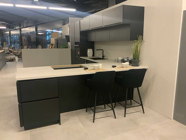 Novellini nove kuadra 2.0 showroom keuken hoekopstelling - afbeelding 23 van  33