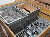 (ns materiaal) partij inzetbakjes, rako, incl. bak met plastic clips - afbeelding 9 van  11