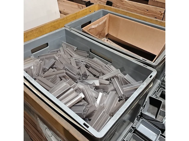 (ns materiaal) partij inzetbakjes, rako, incl. bak met plastic clips - afbeelding 11 van  11