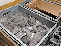 (ns materiaal) partij inzetbakjes, rako, incl. bak met plastic clips - afbeelding 11 van  11