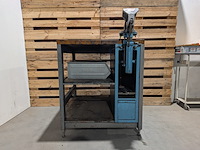 (ns materiaal) werkbank met bankschroef, incl. inhoud