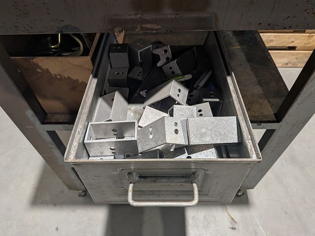 (ns materiaal) werkbank met bankschroef, incl. inhoud - afbeelding 11 van  11