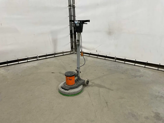 Numatic vloermachine - afbeelding 1 van  7