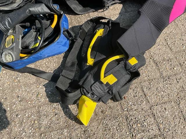 O.a. mares partij duikuitrusting en flessen - afbeelding 2 van  15