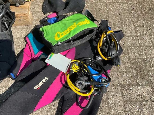O.a. mares partij duikuitrusting en flessen - afbeelding 6 van  15