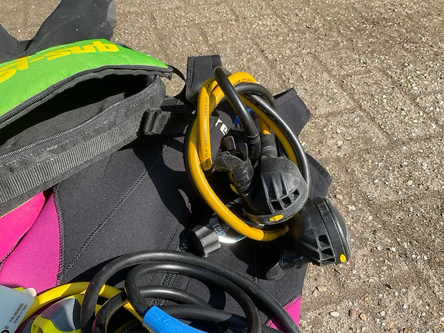 O.a. mares partij duikuitrusting en flessen - afbeelding 7 van  15