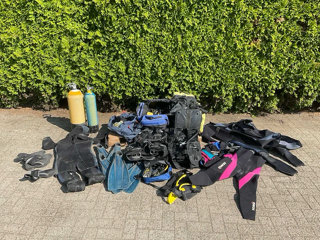 O.a. mares partij duikuitrusting en flessen - afbeelding 1 van  15