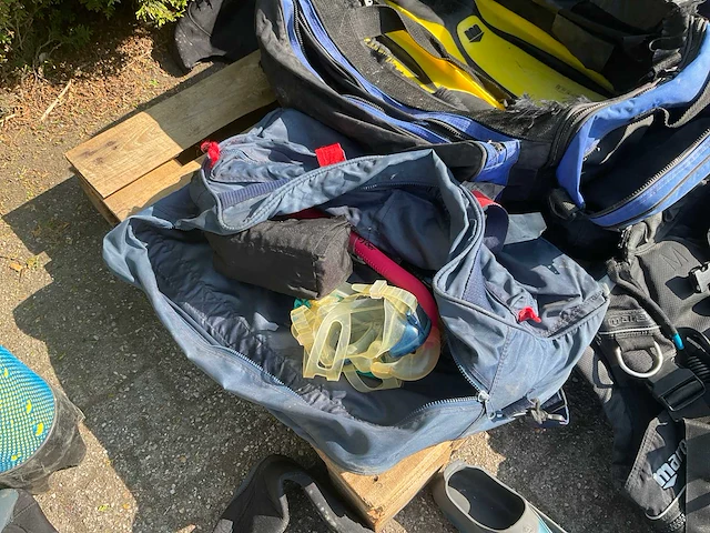 O.a. mares partij duikuitrusting en flessen - afbeelding 13 van  15