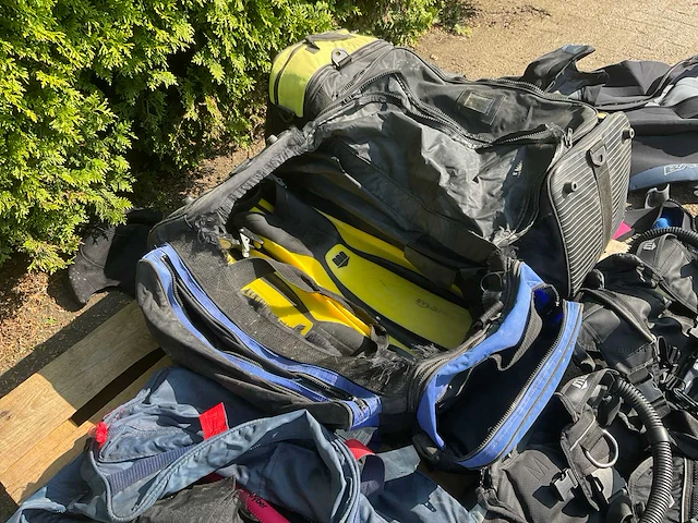 O.a. mares partij duikuitrusting en flessen - afbeelding 14 van  15