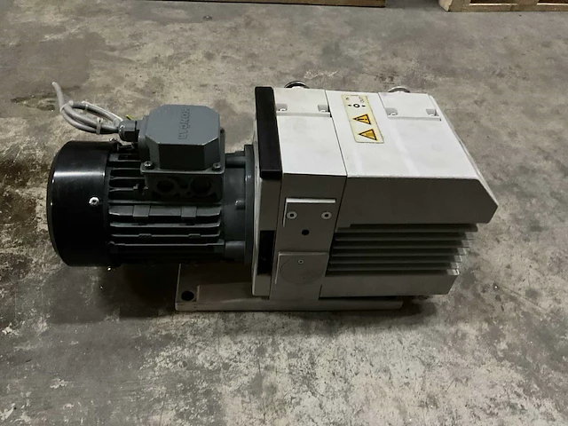Oerlikon trivac tweetraps draaischuif 11266 vacuümpomp - afbeelding 5 van  5