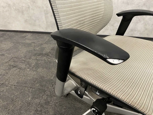 Okamura baron - ergonomische bureaustoel - armpad defect - afbeelding 6 van  11