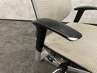 Okamura baron - ergonomische bureaustoel - armpad defect - afbeelding 6 van  11