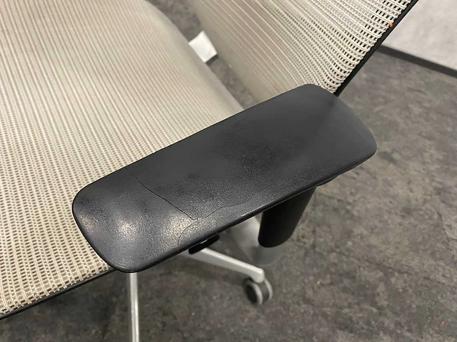 Okamura baron - ergonomische bureaustoel - armpad defect - afbeelding 7 van  11