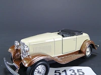 Oldtimer ford roadster cabrio beige-bruin
