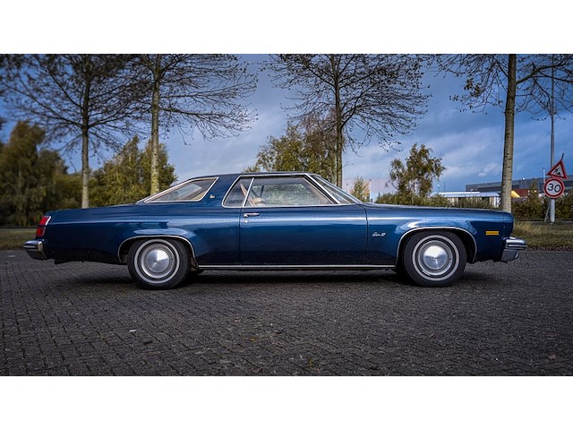 Oldtimer personenauto, oldsmobile, delta 88 royale, 1974 - afbeelding 37 van  41