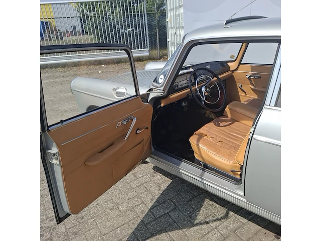 Oldtimer peugeot, 404, bouwjaar 1963 - afbeelding 2 van  33