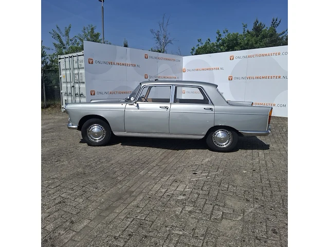 Oldtimer peugeot, 404, bouwjaar 1963 - afbeelding 33 van  33