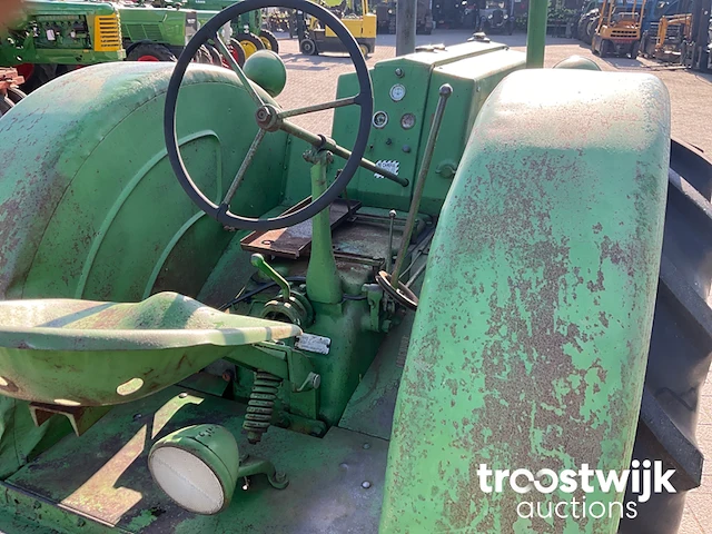 Oldtimer tractor - afbeelding 23 van  24
