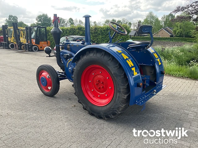 Oldtimer tractor - afbeelding 26 van  27