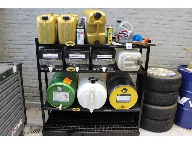 Olierek koon oil met lekbak en diverse (aangebroken) kannen en drums olie. - afbeelding 1 van  5