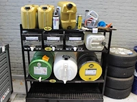 Olierek koon oil met lekbak en diverse (aangebroken) kannen en drums olie. - afbeelding 1 van  5