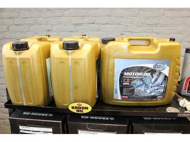 Olierek koon oil met lekbak en diverse (aangebroken) kannen en drums olie. - afbeelding 2 van  5