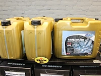 Olierek koon oil met lekbak en diverse (aangebroken) kannen en drums olie. - afbeelding 2 van  5